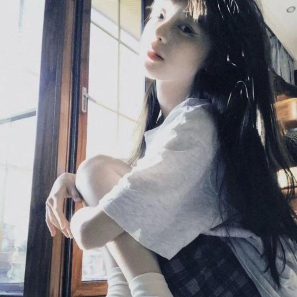 彩凤云裳 封面